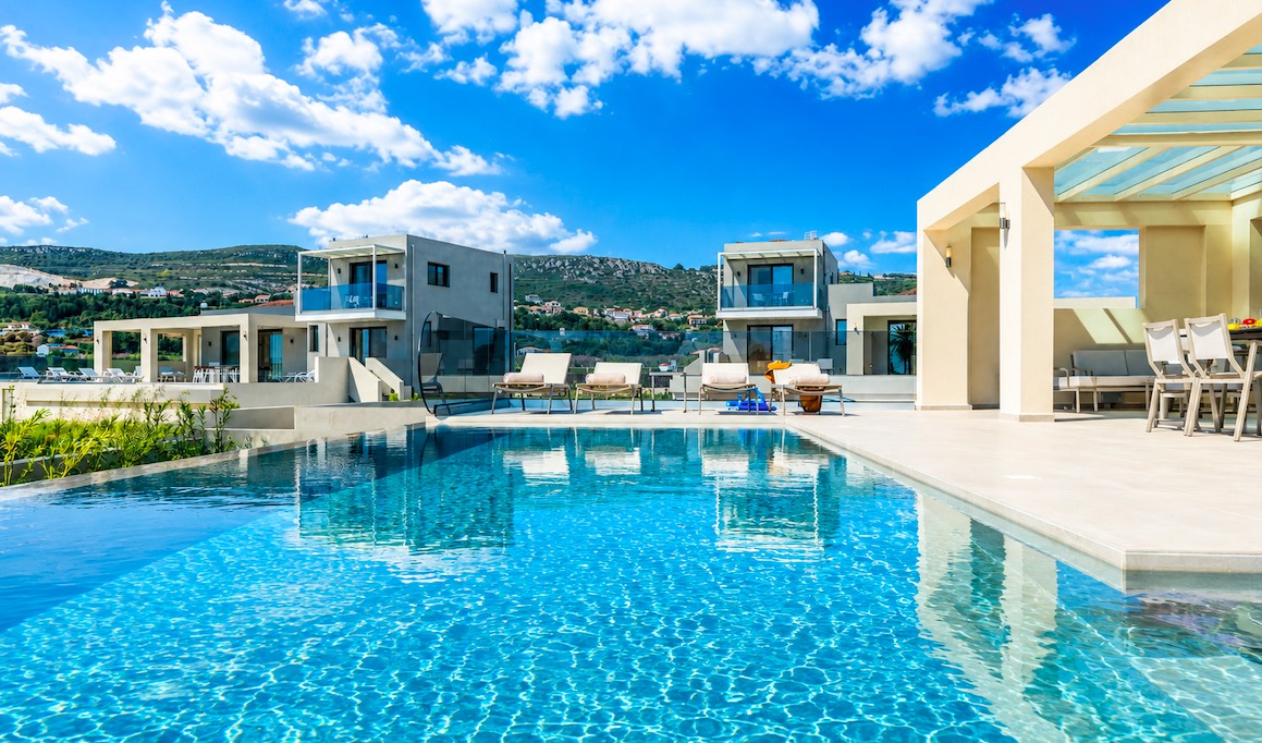 Complex of three luxury villas in Minies